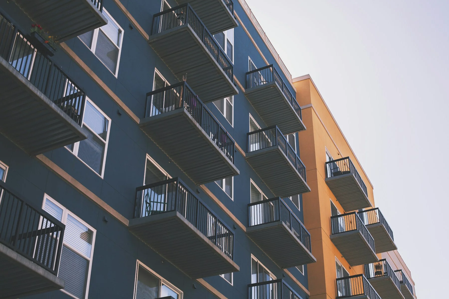 Façade d’un immeuble résidentiel avec balcons