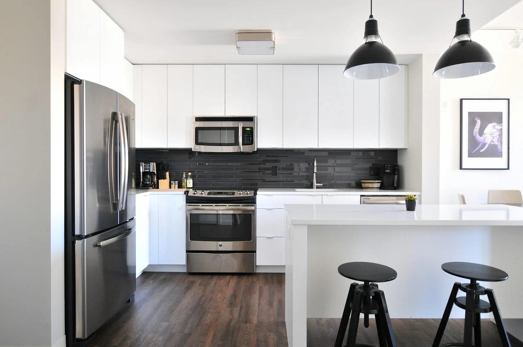 Cuisine d’un logement avec comptoir et électroménagers